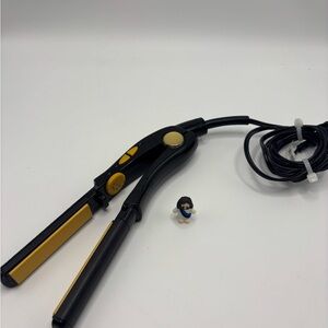 Conair CS4 3/4” ceramic straightener flat iron.